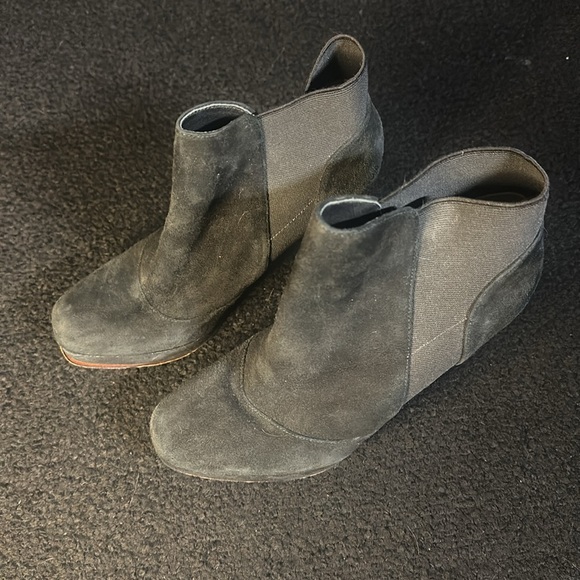 Black Suade Heels size 7 1/2 - Picture 7 of 8